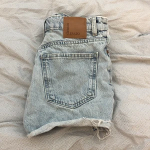Shorts - Jeans shorts från Gina som jag beställt i fel storlek så har ändast testats. Storlek xs. (Köparen står för frakten)❤️💗