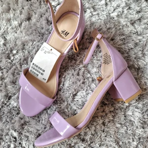 Somriga skor med klack - Jätteefina skor från H&M! Så somriga och superfin färg💜 Aldrig använd med prislappen kvar.  3 FÖR TVÅ PÅ ALLT och fri frakt vid köp av minst 250 kr, kontakta mig då!🦋