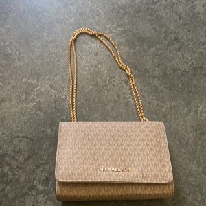 MK - Har bara använt den 2 gånger, väldigt snygg väska.