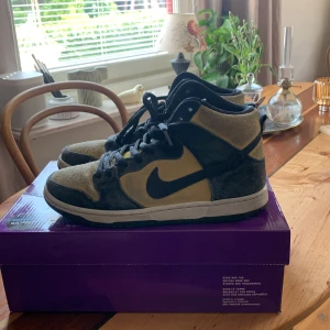 Nike dunk - Ett par Nike dunka som är använda skick 6/10  Storlek 40,5 men passar 41