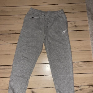 Nike gråa byxor - Jag har använt dessa byxor endast 2 gånger men gillar inte riktigt dem så därför tänkte jag sälja dem, köpte dem för ungefär 650 eller något sånt, pris kan även diskuteras 
