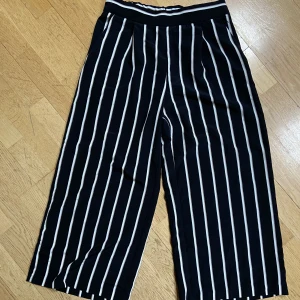 Randiga byxor med hög midja - Randiga, vida byxor med hög midja och osynlig dragkedja på sidan från Monki, använda någon enstaka gång! :)