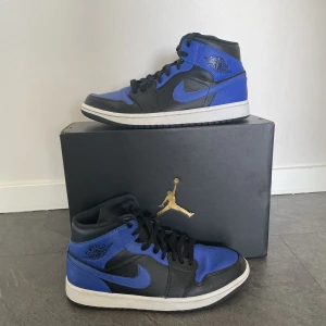 Jordan 1 ”Hyper Royal” - Säljer ett par Jordan 1 Hyper Royal.  Skorna är nästan som nya med inga skador alls, Skorna är använda runt 5 gånger. Lådan finns kvar.