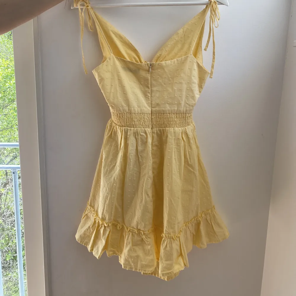 En gul fin klänning i storlek xs🌼 från Shein, knappast använd! Frakt tillkommer🌼. Klänningar.