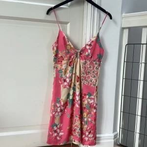 Blommig miniklänning - Blommig miniklänning från Zara!❤️ bara testad med lapp kvar