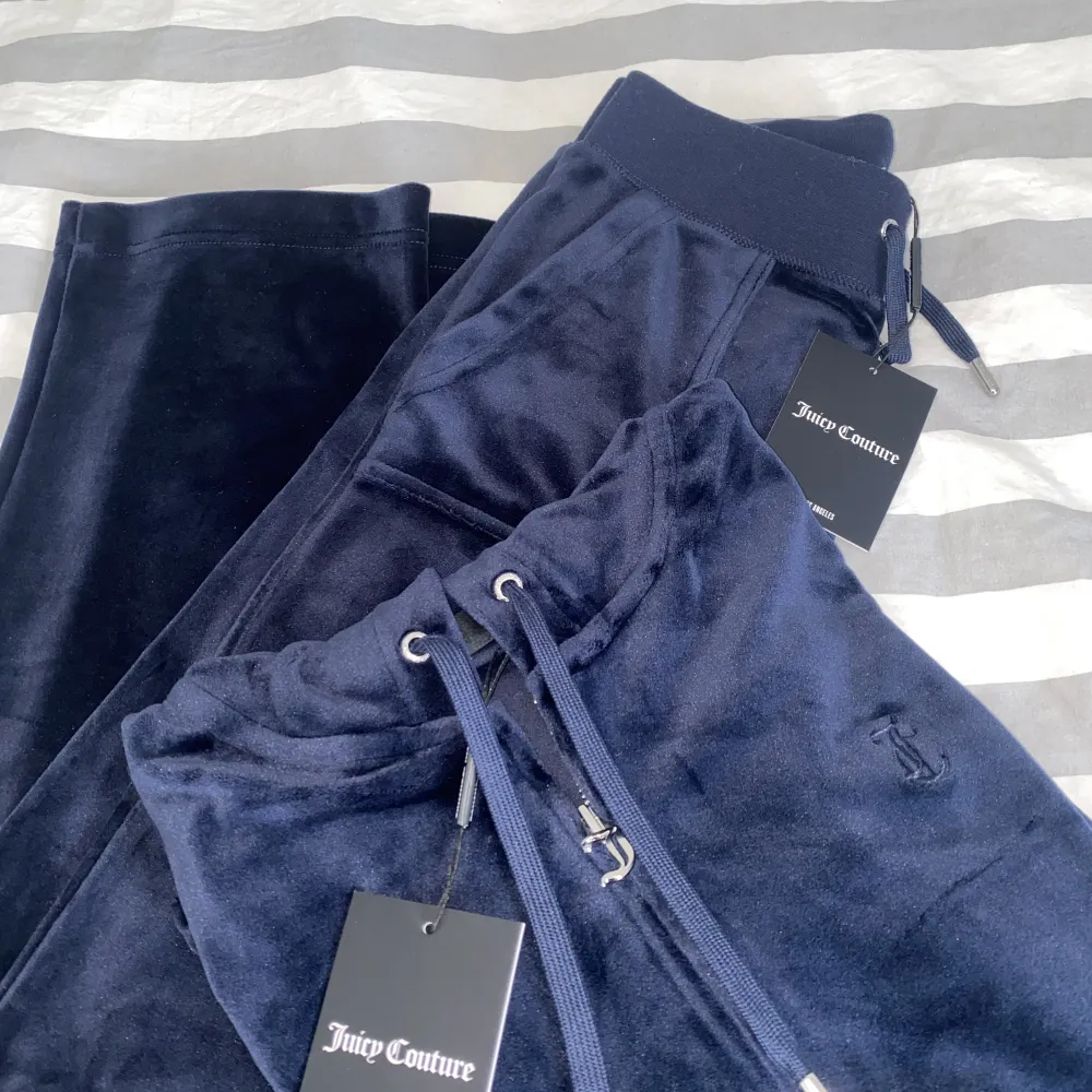 Helt nytt marinblått juicy couture sett med prislappen kvar, helt oänvänt. byxorna är i storlek XXS och tröjan är i storlek XS. Båda plaggen för 1000 kronor!! 💕💕. Jeans & Byxor.