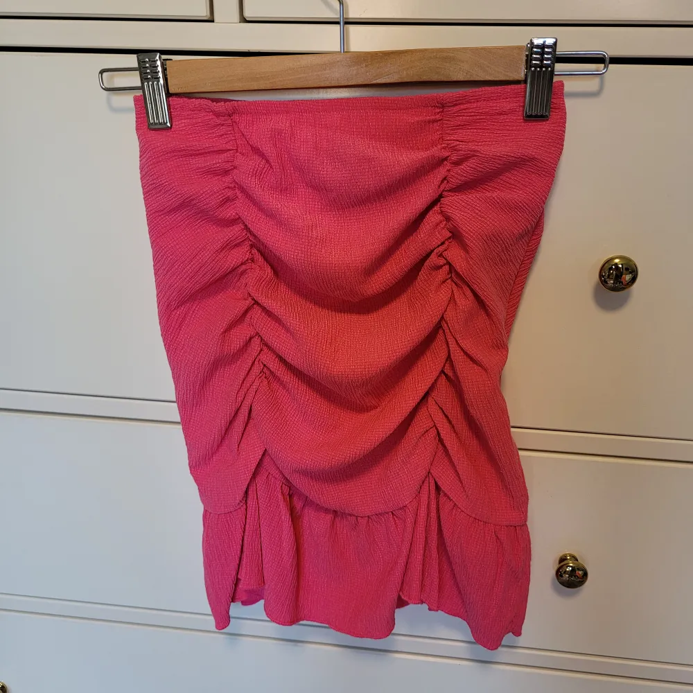 Oanvänd rosa minikjol med en volang och scrunch från Gina Tricot! Jättesöt till sommaren! Köparen står för frakten, men kan mötas upp i Göteborg 🩷. Kjolar.