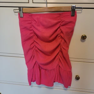 Rosa minikjol 🩷 - Oanvänd rosa minikjol med en volang och scrunch från Gina Tricot! Jättesöt till sommaren! Köparen står för frakten, men kan mötas upp i Göteborg 🩷