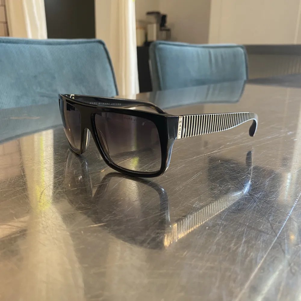 Coola solglasögon från Marc Jacobs. Kommer med box och inner-påse. I fint använd skick.. Accessoarer.