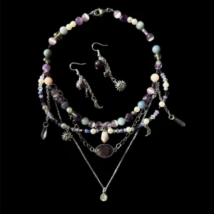 Handgjort halsband  - Ett handgjort halsband med matchande örhängen! Går att sätta på förlängningskedja:)  Köparen står för frakten:)