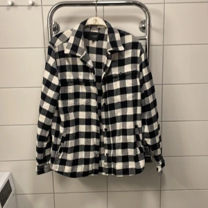 Vit skjorta - Varm Tjockare matterial  Skön Sparsamt använd 