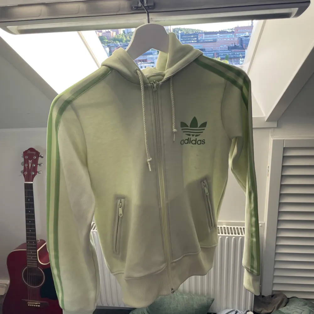 Säljer min adidas hoodie!! . Hoodies.