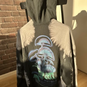 Oversized Hoodie Med Tryck  - Köpte den här hoodien i början på hösten förra året men den kom bara till användning en gång. Är i nytt skick är köpt direkt ifrån Asos.  Färg: Svart med tryck Storlek: Small