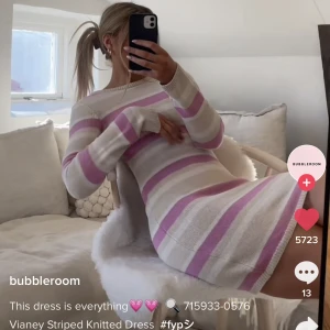 Randig klänning - En jätte fick stickad klänning med öppen rygg. Den är storlek L men skulle säga att den passar allt mellan S-L