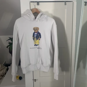 Polo bear hoodie  - Säljer min gamla tröja då jag har växt ur den. Den är väl använd men är ej i dåligt skick och ser fortfarande toppen ut. Mvh/ Ebbe