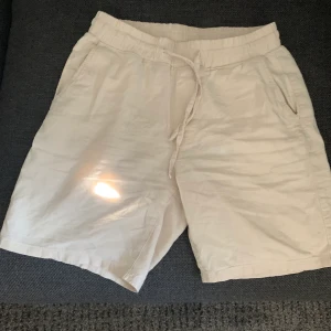 Linne shorts från Vailent  - Linne shorts i ny skick, stor i storlek så om du har S i vanliga så passar dem 