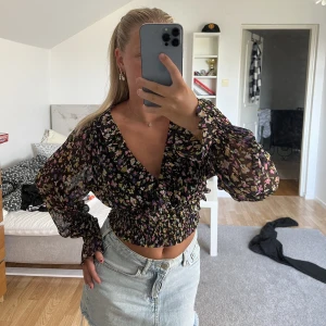 Blommig blus - Blommig blus från bikbok