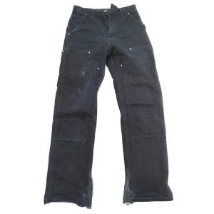carharrt double jeans som är uppklippta på botten och klippta så att dom är bredare