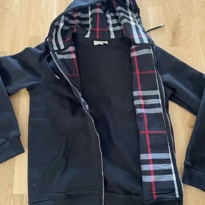 Berbury koft  - Har fått den i present men är ganska stor på mig, den är helt ny använt en gång men inget för mig, väldigt fin 