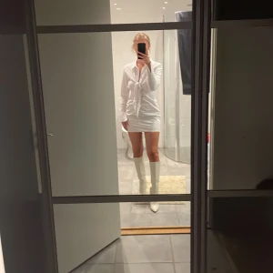 Skjortklänning vit - Vit skjortklänning i fint skick 