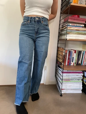 Jeans - Säljer dessa frächa high-wasted jeans som är perfekta till vardags! Säljs pga passar inte längre!