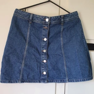 Jeanskjol - Jeanskjol med knappar. Från h&m. Storlel 42.