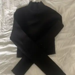 Det är en svart tröja med rivaat tyg använda 1 / 2 gånger säljer för att det inte är min stil längre 