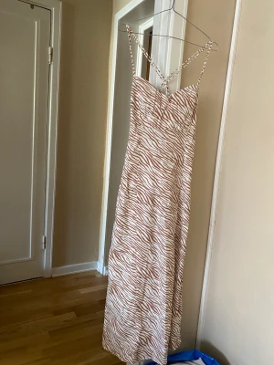 Zara Dress klänning  - Garderob rensar och vill bli av med kläder. Därför kan priset diskuteras vid snabb affär.