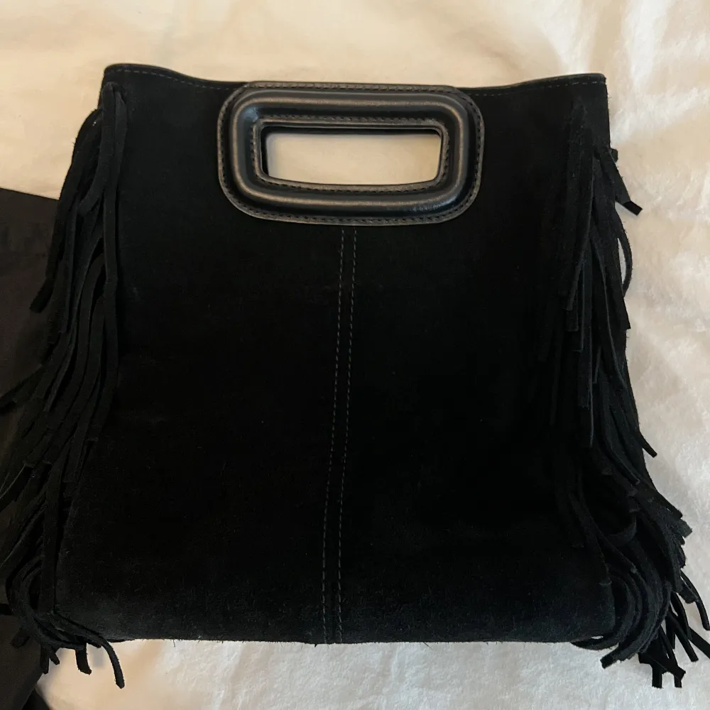 Säljer denna svarta mocka väskan från märket Maje. Den är i den vanliga storleken (inte mini) och köptes i Frankrike i augusti närmre 2900kr. Kvitto, axelrem och dustbag tillkommer såklart❣️. Väskor.
