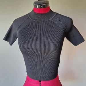 Svart polo-tshirt - Svart polo-tshirt med väldigt snygg passform!🖤 Kika gärna in mina andra plagg jag säljer, 3 FÖR TVÅ PÅ ALLT och fri frakt vid köp av minst 250 kr, kontakta mig då!🦋