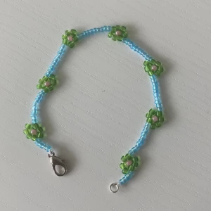 Pärlarmband - Superfint handgjort pärlarmband med blommor på. 