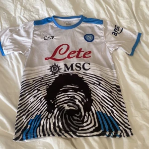Maradona - Jag säljer min Napoli tröja med Maradona tryck, använd få gånger storlek Medium som sprillans ny.