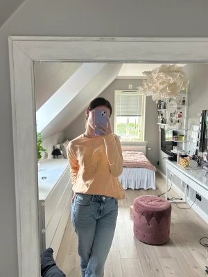 Peach rosa adidas tröja🩷💛🧡 - Peach rosa adidas tröja med guld text! Superfin och varm! Köpt för 499, knappt använd! 