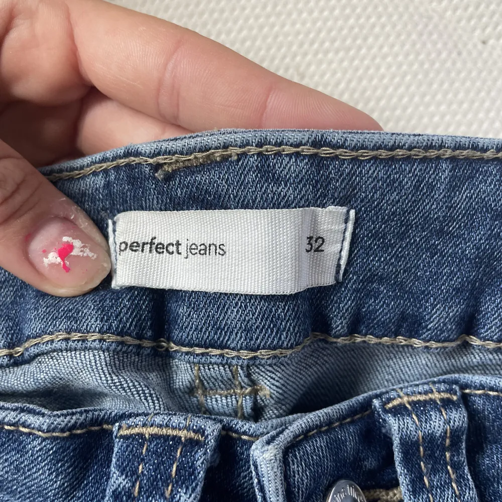 Jag säljer nu mina bootcut y2k jeans från Gina Tricot.  Storlek 32 och i nyskick, ser smutsiga ut på bilden men de är dom absolut inte för mer bilder kontakta mig i dm köptes för 450kr och säljer för 340kr +frakt . Jeans & Byxor.