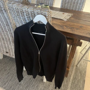 Stickad hel zip - Säljer du denna stickade hel zipen eftersom att den inte kommer till någon användning. Tröjan är nästan aldrig använd eftersom att den inte passar. 😀