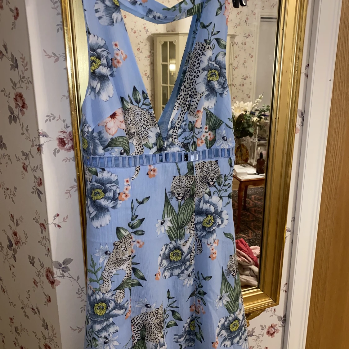 Sommarklänning med detaljer