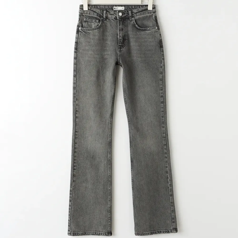 Bootcut jeans med medelhög midja från ginatricot. De är i storlek 34 och passar mig i längden som är 163. De är helt nya och endast prövade. Nypriset är 499 och jag säljer de för 200 kronor. Kontakta mig vid frågor. 💗. Jeans & Byxor.
