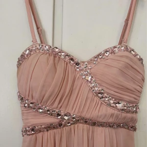 Klänning  - En jätte fin långklänning, passar bra som balklänning eller bara en finare tillställning I använt skick  Storlek: S/ 36 150kr Köparen står alltid för frakten 