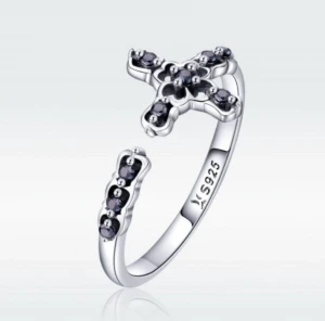 Öppna ringar, s925, kors, sten, måne - Säljer olika ringar  Kors för 180kr Pil för 160kr Måne med stjärna 80kr 