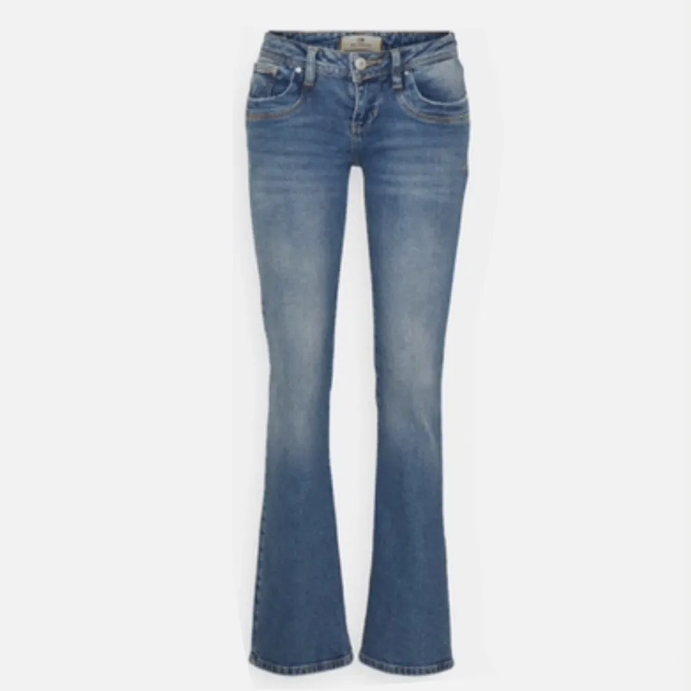 Jätte snygga Low waist bootcut jeans från LTB i modellen valarie. Helt slutsålda och bra skick köptes för 799kr.Tryck inte på köp innan du hört av dig. Pris kan diskuteras. Bara att ställa frågor om det finns❤️ KÖP DIREKT FÖR 600kr❤️. Jeans & Byxor.