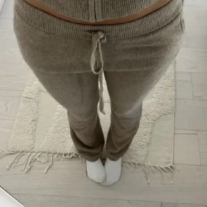 Byxor - Säljer/Byter mina as sköna mjukisbyxor från soft goat i Kashmir! 💞Strl XS men sitter som S!! kan även tänka att byta med något från softgoat eller smycke osv, kom DM 🥰 lowwaist/midwaist och i väldigt bra skick! Pris kan diskuteras!!!