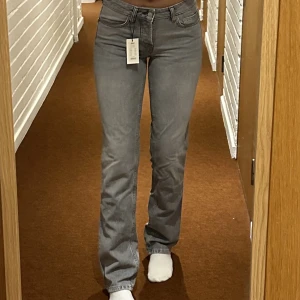 Lågmidjade jeans  - Nypris 400 kr Stl xxs Prislapp sitter kvar, 83cm i innerbenslängd o 34cm rakt över💞