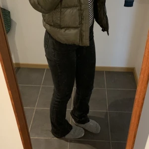 Zara bootcut jeans - Jag tänker mig att sälja mina fina jeans från zara i nyskick 🤍🤍skriv vid frågor🫶🏽
