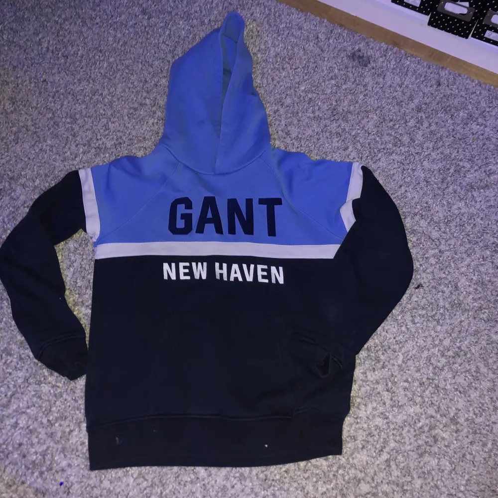 Blå svart o vit gant hoodie det står 170 cm men den är lite mindre helt rent skick utan hål pris kan diskuteras . Hoodies.