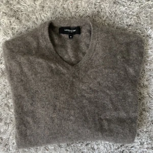 V-ringad Kashmir tröja - Säljer denna kashmir tröjan. Den är v ringad och är i okskick. Den är S men sitter som xs/xxs