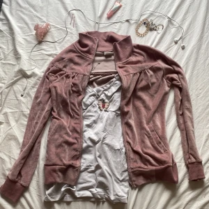 ROSA Y2K ZIP UP HOODIE - Rosa zip up hoodie som är lite längre i passformen. Använder köp nu och katt finns i hemmet!