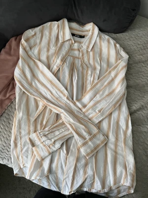 Randig skjorta - Söt randig skjorta som inte kommer till användning längre! I fint skick och skönt material. 