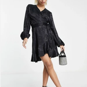 Svart klänning - Aldrig använd!