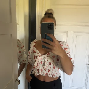 Blus zara - Super fin och somrig blus från zara, inköpt förra sommaren! Slutsåld! Rensar min garderob så kolla gärna in min garderob, säljer mycket fint !💗