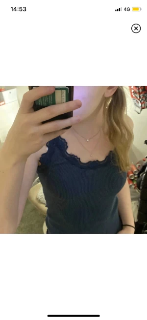 Rosemunde linne med spets  - Säljer detta linne från rosemunde med spets runt kanterna, färgen är mörkblå och storleken är s. Nypris ca 400 kr. Jag står ej för kostanden på frakten. 